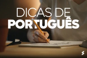 Mão segurando um lápis e escrevendo em um caderno, com a frase "Dicas de Português" sobreposta.