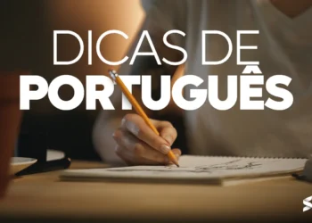 Mão segurando um lápis e escrevendo em um caderno, com a frase "Dicas de Português" sobreposta.