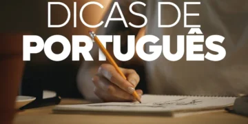 Mão segurando um lápis e escrevendo em um caderno, com a frase "Dicas de Português" sobreposta.