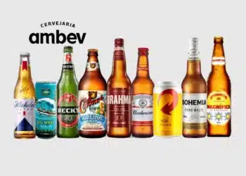 Logo e garrafas de diferentes marcas da Ambev, incluindo Michelob Ultra, Beck's, Budweiser, Brahma, entre outras.