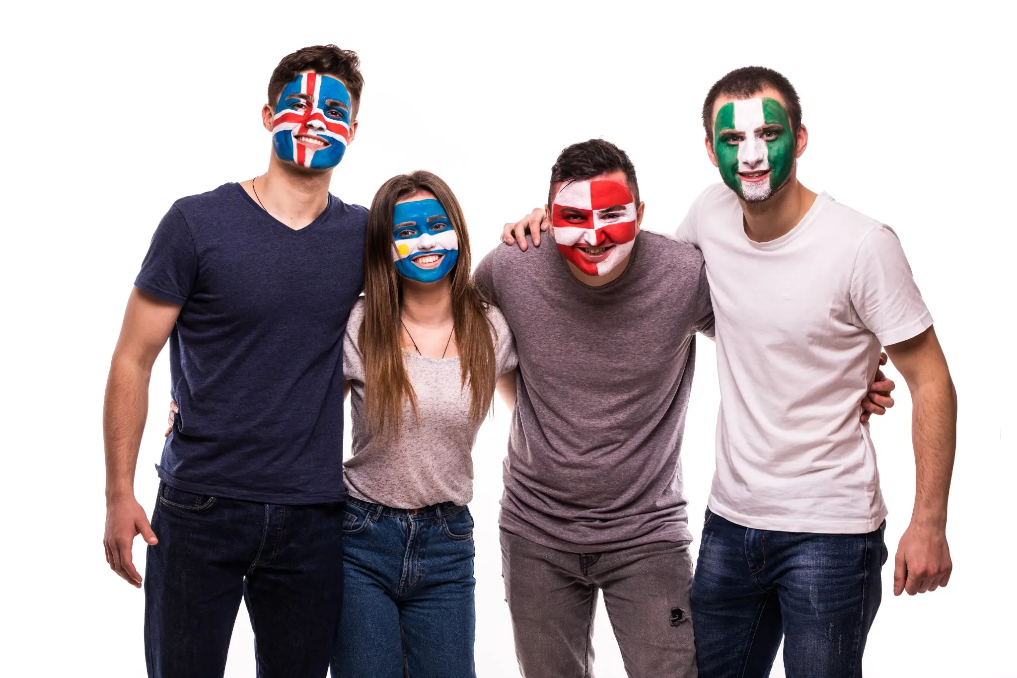 Grupo de amigos com rostos pintados com bandeiras de diferentes países, simbolizando diversidade linguística.