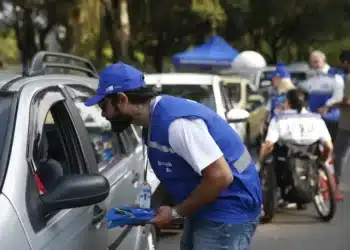 Agente do Detran realizando fiscalização de trânsito, ilustrando a atividade diária no órgão.