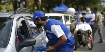 Agente do Detran realizando fiscalização de trânsito, ilustrando a atividade diária no órgão.