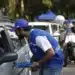 Agente do Detran realizando fiscalização de trânsito, ilustrando a atividade diária no órgão.