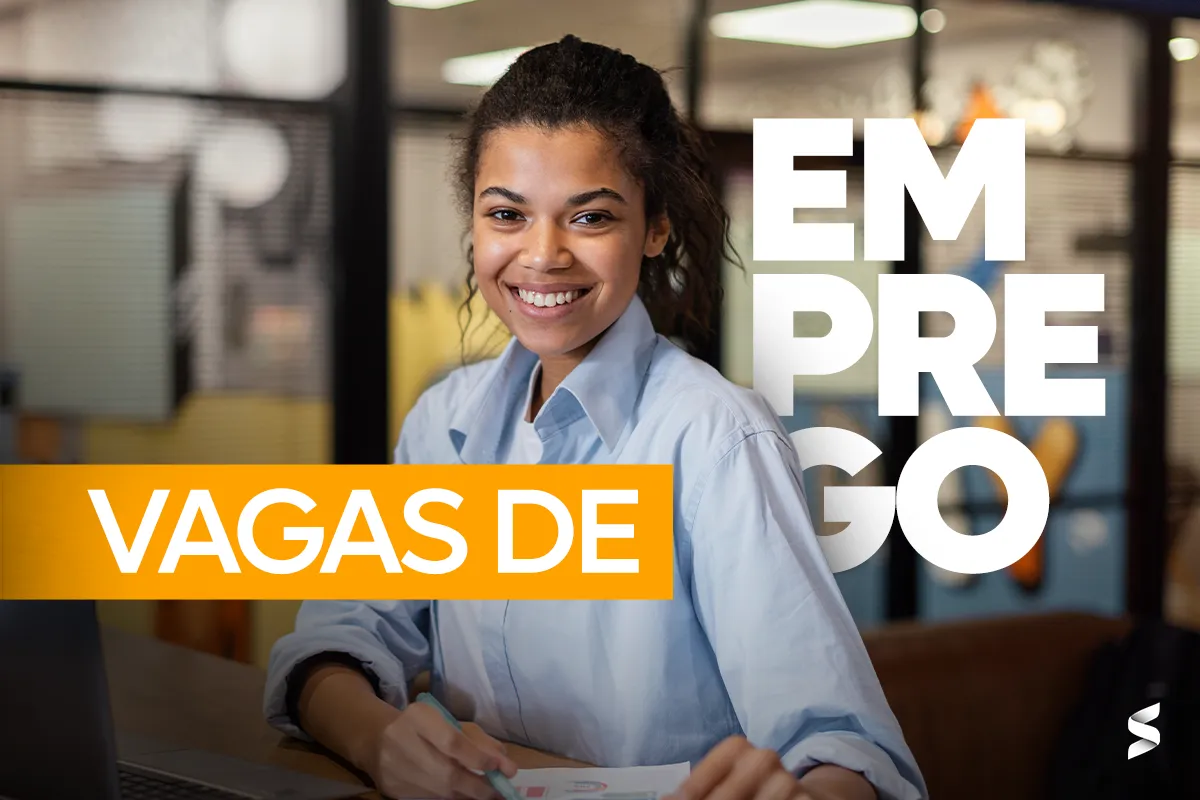   Mulher sorridente em ambiente de trabalho com texto sobre vagas de emprego.