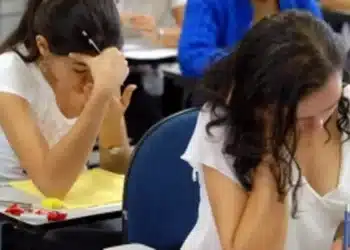 "Duas estudantes se concentrando em um vestibular"