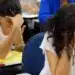 "Duas estudantes se concentrando em um vestibular"