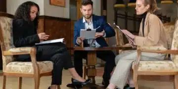 Três pessoas em reunião, representando o processo seletivo de estágio da Piracanjuba.