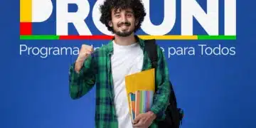 Estudante sorridente com mochila e cadernos na mão, diante do banner do PROUNI.