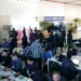 Evento de tecnologia e startups com participantes trabalhando em laptops e networking.