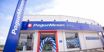 Fachada de uma unidade da Farmácia Pague Menos com decoração azul e branca.