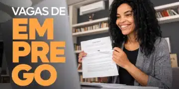 Mulher sorridente segura um contrato de trabalho durante uma entrevista online, com um notebook à sua frente e a frase "Vagas de Emprego" destacada na tela.