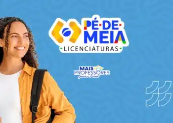 Estudante sorrindo e carregando livros, representando o apoio do programa Pé-de-Meia para a formação de futuros professores.
