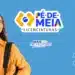 Estudante sorrindo e carregando livros, representando o apoio do programa Pé-de-Meia para a formação de futuros professores.