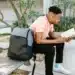 Estudante lendo livro ao ar livre, simbolizando o acesso à educação com a nova bolsa de R$ 200 do governo.