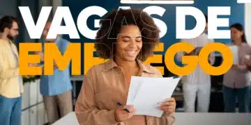 Mulher sorrindo enquanto segura um currículo, representando oportunidades de primeiro emprego.