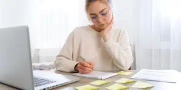 Mulher estudando com anotações em post-its, representando a estratégia dos 3 Rs para melhorar o aprendizado.