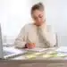 Mulher estudando com anotações em post-its, representando a estratégia dos 3 Rs para melhorar o aprendizado.
