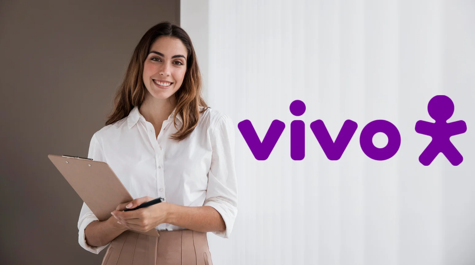 Imagem de uma colaboradora sorridente da Vivo, segurando um bloco de notas, representando a oportunidade de trabalho home office com benefícios oferecidos pela empresa.