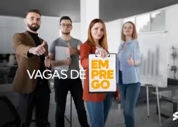 Imagem com grupo de profissionais segurando cartaz com o título 'Vagas de Emprego' e mostrando positividade, representando uma oportunidade de trabalho para Atendente HOME OFFICE.
