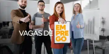 Imagem com grupo de profissionais segurando cartaz com o título 'Vagas de Emprego' e mostrando positividade, representando uma oportunidade de trabalho para Atendente HOME OFFICE.