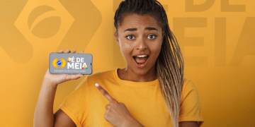 Jovem segurando celular com o logo do programa Pé-de-Meia, mostrando entusiasmo.