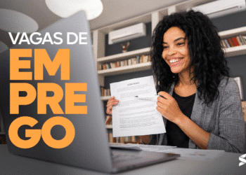 Mulher sorrindo com contrato, representando o estágio no Grupo Boticário