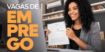 Mulher sorrindo com contrato, representando o estágio no Grupo Boticário