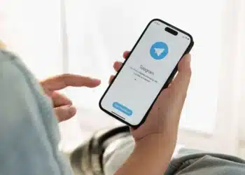 Pessoa usando o Telegram no celular para oportunidades de monetização