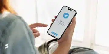 Pessoa usando o Telegram no celular para oportunidades de monetização