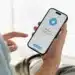 Pessoa usando o Telegram no celular para oportunidades de monetização