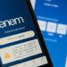 Tela de celular exibindo aplicativo do Enem, relacionada a vagas em cursos preparatórios gratuitos para 2025.
