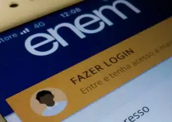 Login no site do ENEM, acessando com a conta de usuário no celular.