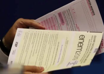 caderno de prova do Enem sendo segurado por candidato