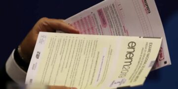 caderno de prova do Enem sendo segurado por candidato