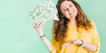 Mulher sorridente segurando um balão de diálogo ecológico com símbolos de sustentabilidade, representando a inteligência emocional.