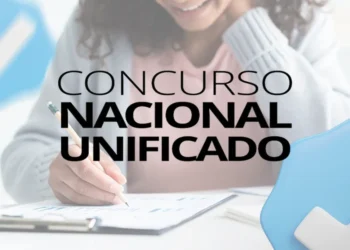 Mulher sorrindo enquanto estuda para o Concurso Nacional Unificado.