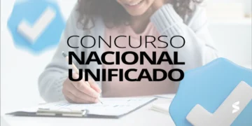 Mulher sorrindo enquanto estuda para o Concurso Nacional Unificado.