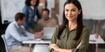Mulher sorrindo e olhando para a câmera, simbolizando confiança e sucesso no ambiente profissional, refletindo sobre as escolhas de modalidades de trabalho.