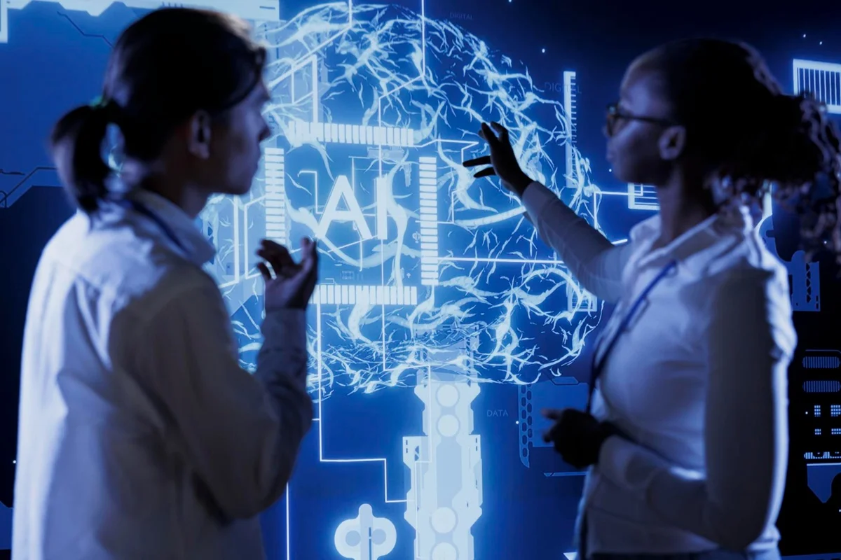 Dois profissionais discutindo sobre inteligência artificial e dados em ambiente digital futurista.