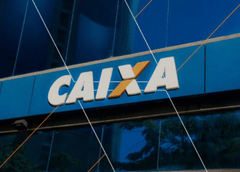 Fachada de uma agência da Caixa Econômica Federal com logotipo destacado em letras brancas sobre fundo azul.
