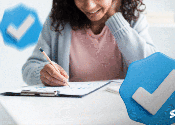 Candidato concentrado estudando para concurso de diplomata com checklist ao fundo