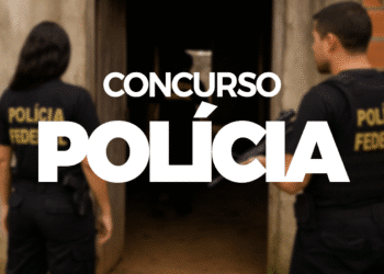 duas pessoas da polícia federal de costas durante operação — imagem ilustrativa sobre concurso público da pf 2025