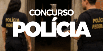 duas pessoas da polícia federal de costas durante operação — imagem ilustrativa sobre concurso público da pf 2025