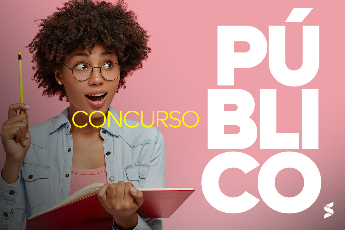 Jovem mulher animada com um livro e lápis, simbolizando preparação para concursos públicos.