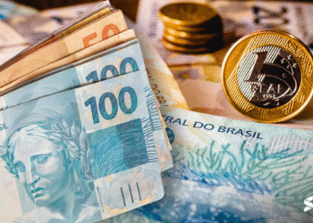 Notas e moedas em real brasileiro simbolizando remuneração de estagiários no mercado de trabalho.