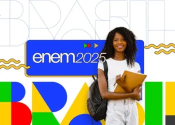 Estudante sorrindo e segurando caderno, representando o Enem 2025.