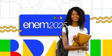 Estudante sorrindo e segurando caderno, representando o Enem 2025.