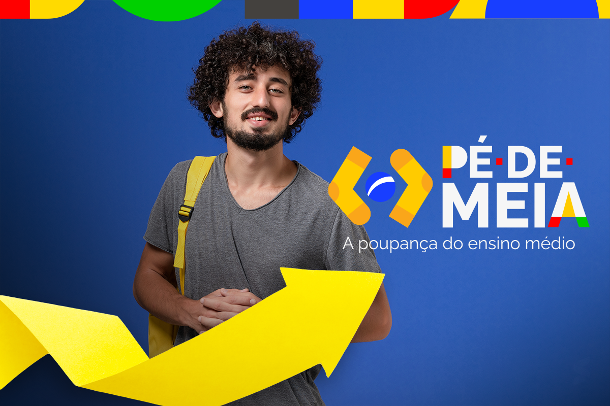 Estudante com mochila nas costas atrás de uma seta amarela, ao fundo a inscrição do programa.