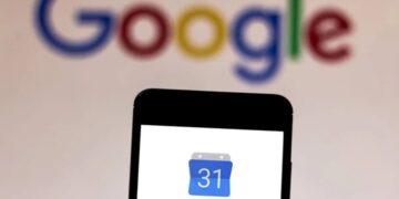 Tela do smartphone com o Google Calendar aberta e logo do Google desfocado ao fundo